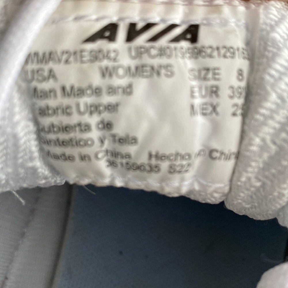 White size 8 women’s sneakers